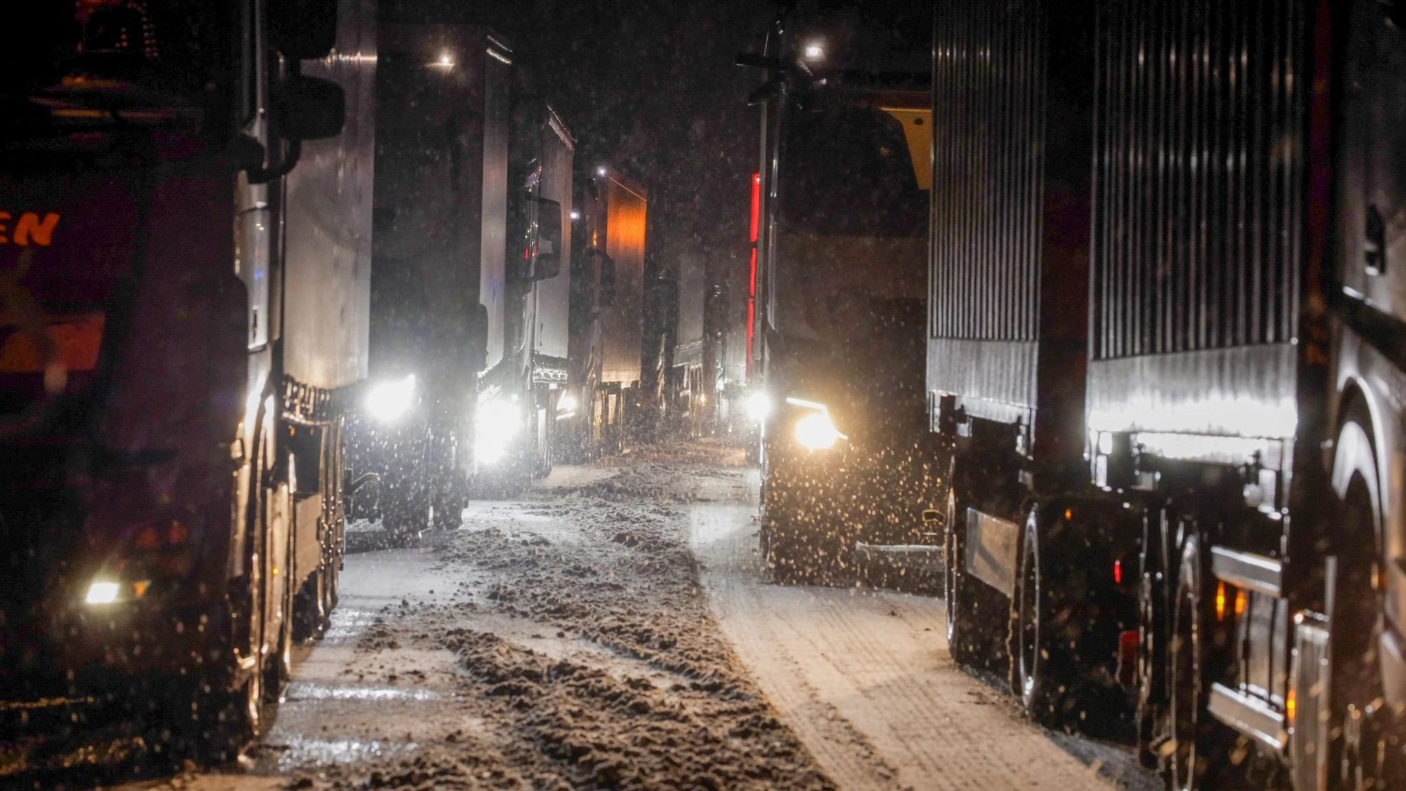 Auf den Autobahnen 4, 5 und 7 in Osthessen ging nichts mehr: Lkw sind auf der schneebedeckten Fahrbahn stecken geblieben. Es bildeten sich kilometerlange Staus, viele Autofahrer saßen in der Nacht fest.  