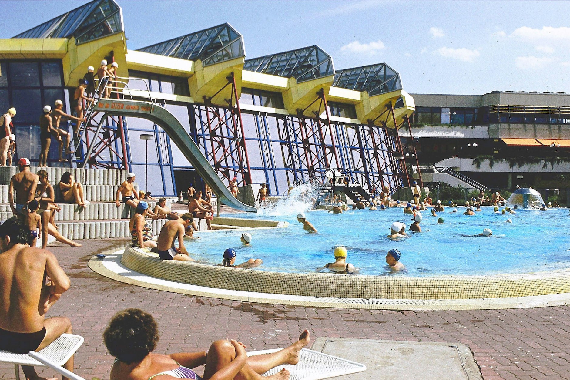 Fast 20 Jahre lang ließ der Investor das SEZ verfallen. Eine Sanierung des SEZ wäre teuer. 