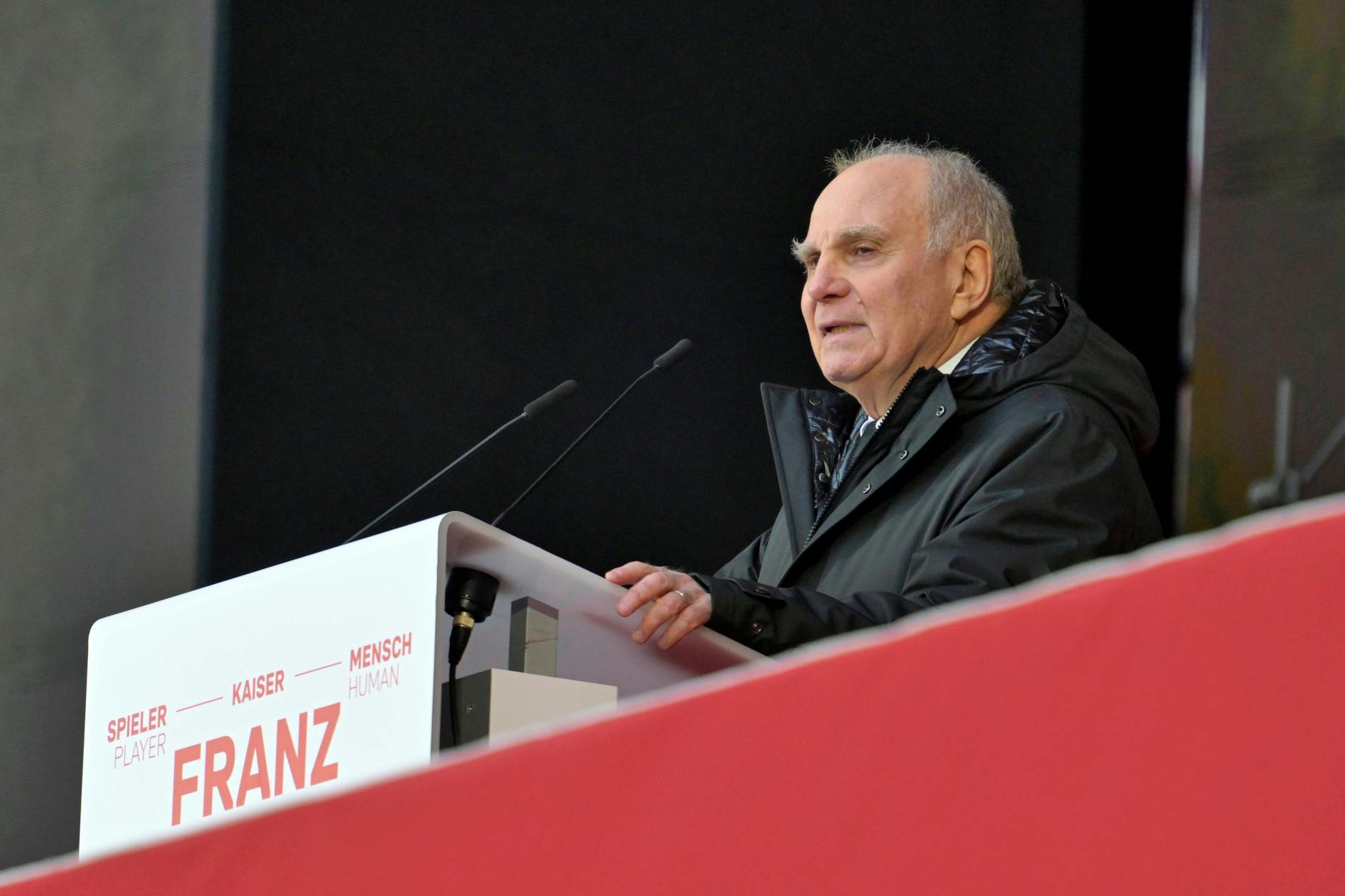 Uli Hoeneß bei seiner Rede bei der Gedenkfeier für Franz Beckenbauer in der Münchner Arena