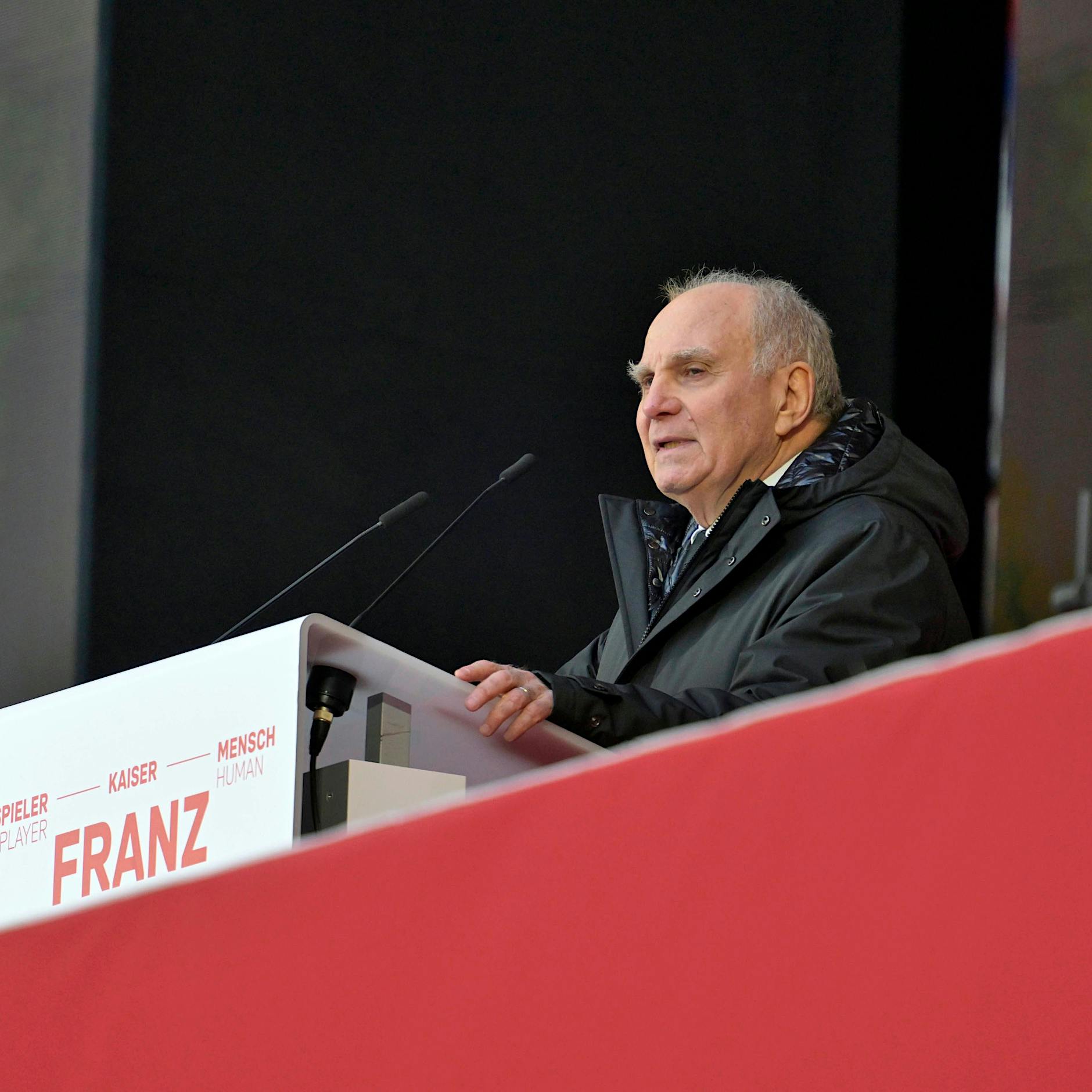 Uli Hoeneß bei Gedenkfeier für Franz Beckenbauer: Seitenhieb gegen die AfD