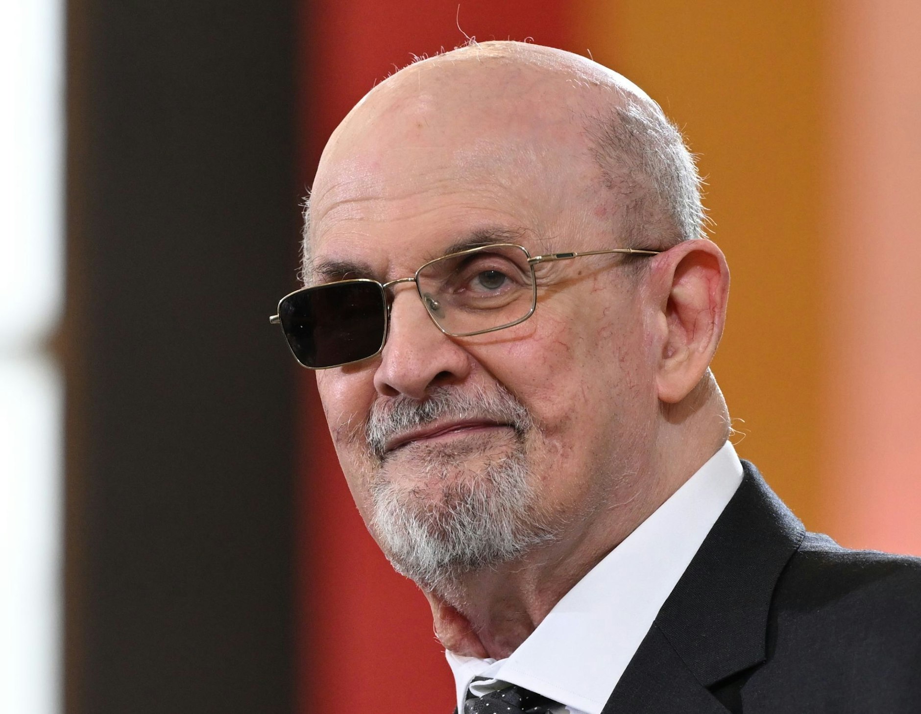 ARCHIV - In seinem neuen Buch «Knife» verarbeitet Salman Rushdie die Messerattacke auf ihn.  