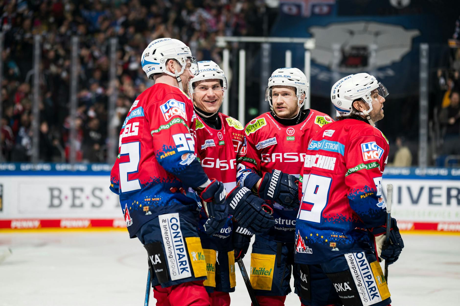 Marcel Noebels, Leonhard Pföderl, Eric Mik und Zach Boychuk von den Eisbären feiern das Tor zum 4:3 beim Spiel gegen die Kölner Haie in Berlin. 