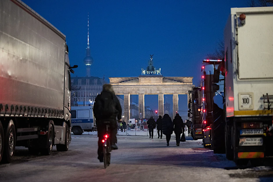 Der Bundesverband Logistik & Verkehr pro (BLV-pro) hatte zu einer Sternfahrt des Güterkraftverkehrs nach Berlin aufgerufen - und Hunderte kamen.  