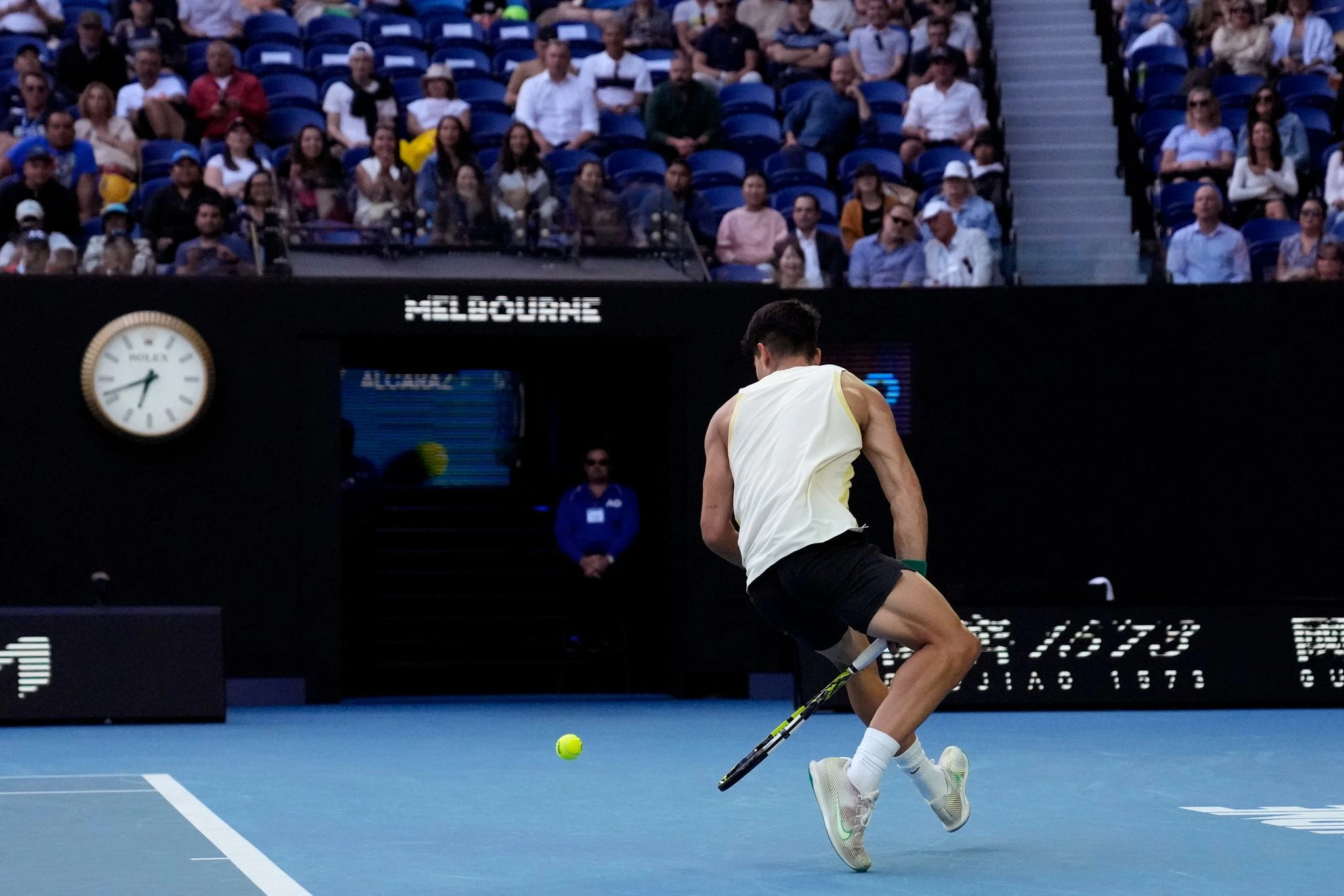 Carlos Alcaraz zeigt bei den Australian Open sein ganzes Können und spielt einen Schlag zwischen seinen Beinen zurück.  