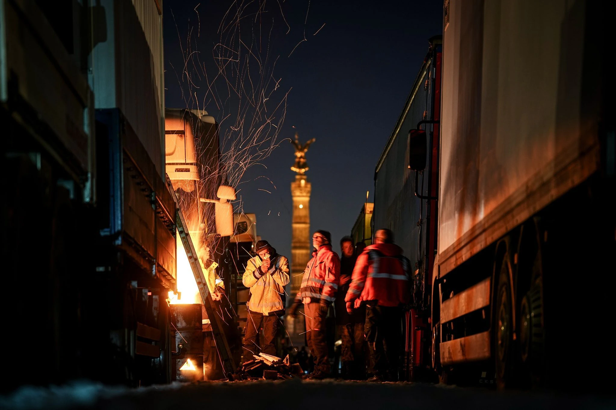 Hunderte Spediteure und Landwirte haben in Berlin nach einer Sternfahrt an einem Protest teilgenommen. Sie fordern unter anderem, die Erhöhung der Lkw-Maut und die CO2-Steuer zurückzunehmen.  