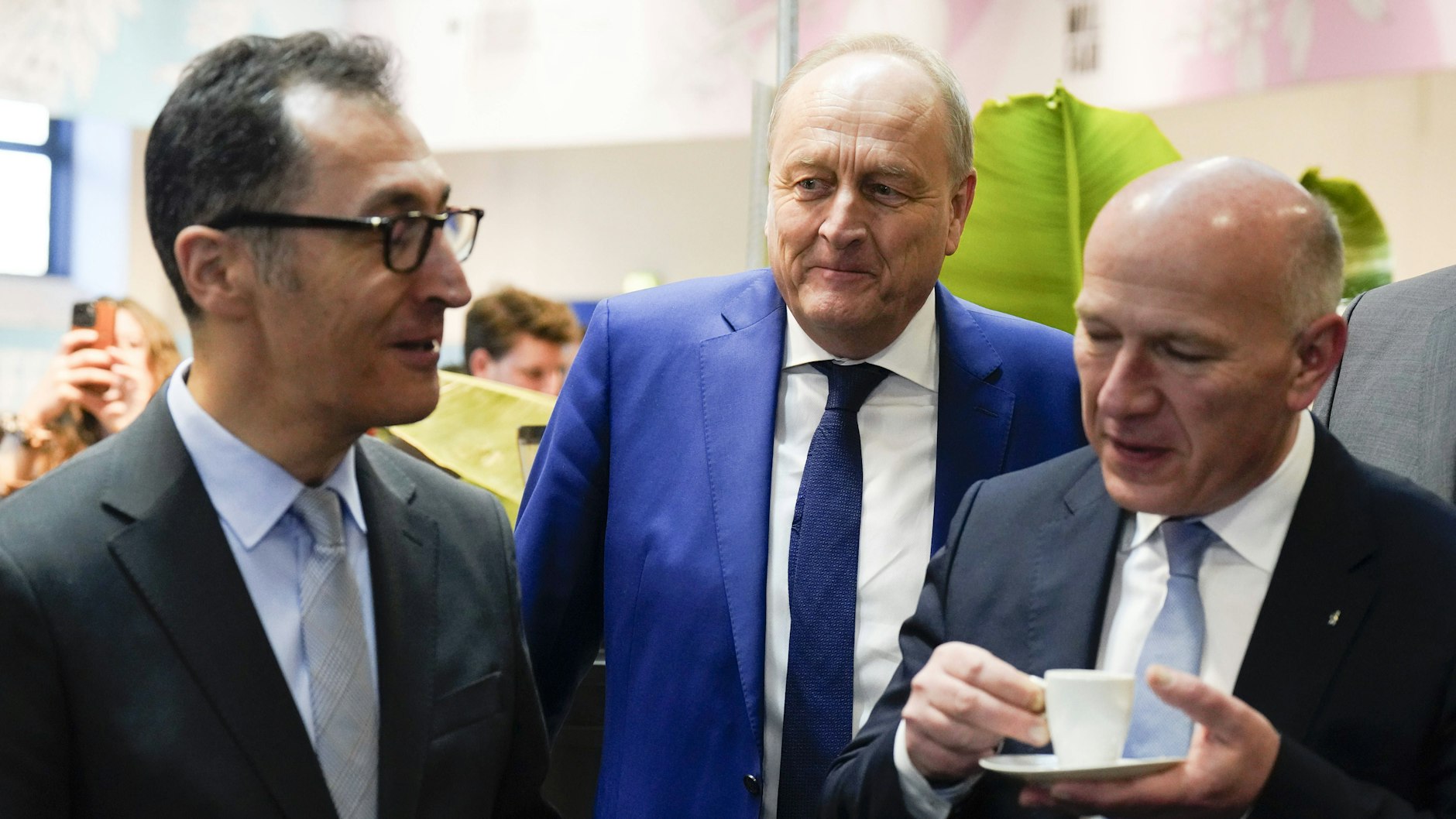 Drei Männer beim Kaffee: Cem Özdemir, Joachim Rukwied und Kai Wegner (v.l.n.r.) beim Eröffnungsrundgang auf der Grünen Woche.