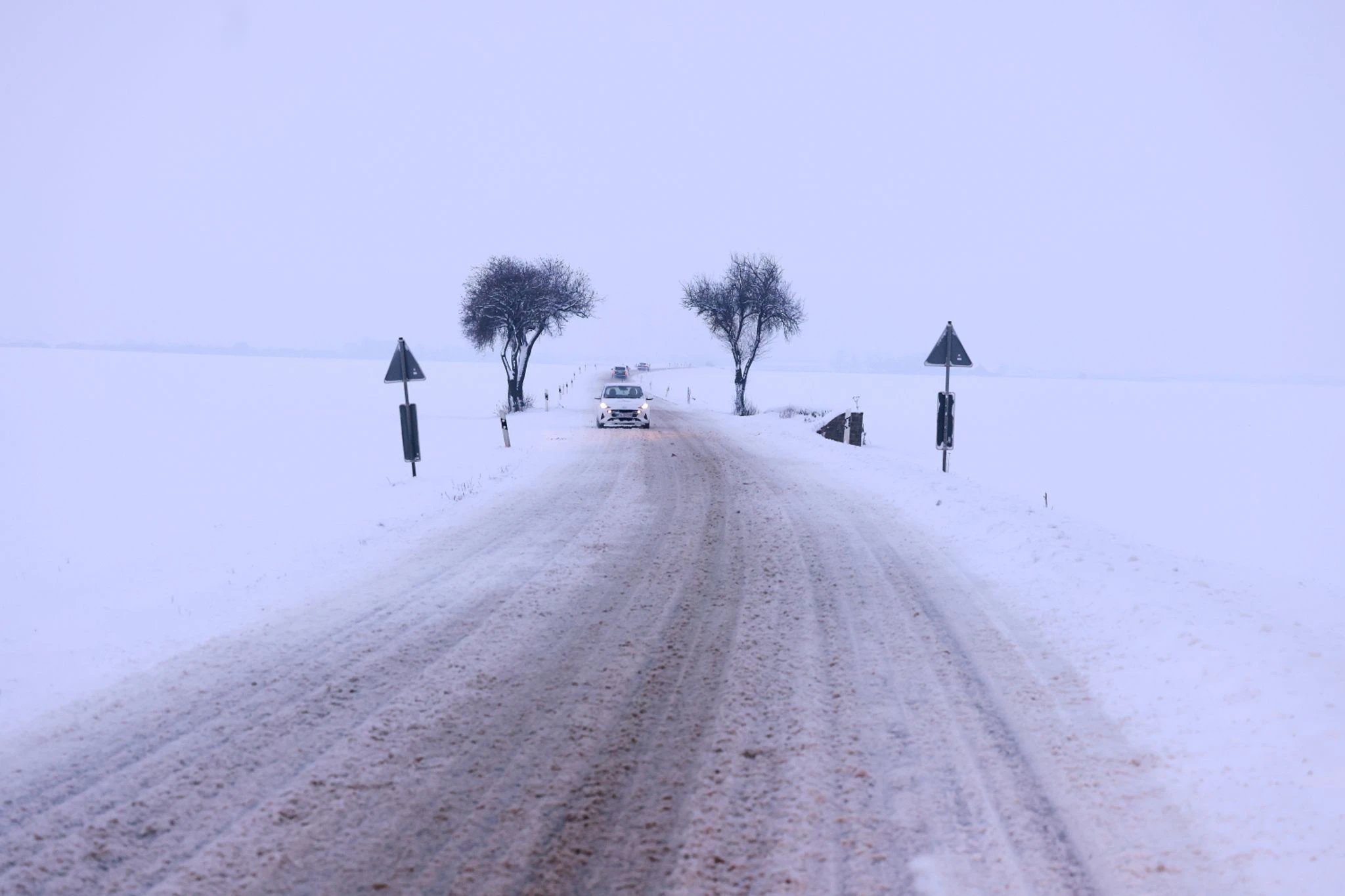 dpatopbilder - Eine verschneite Landstraße bei Weilerswist in Nordrhein-Westfalen.  