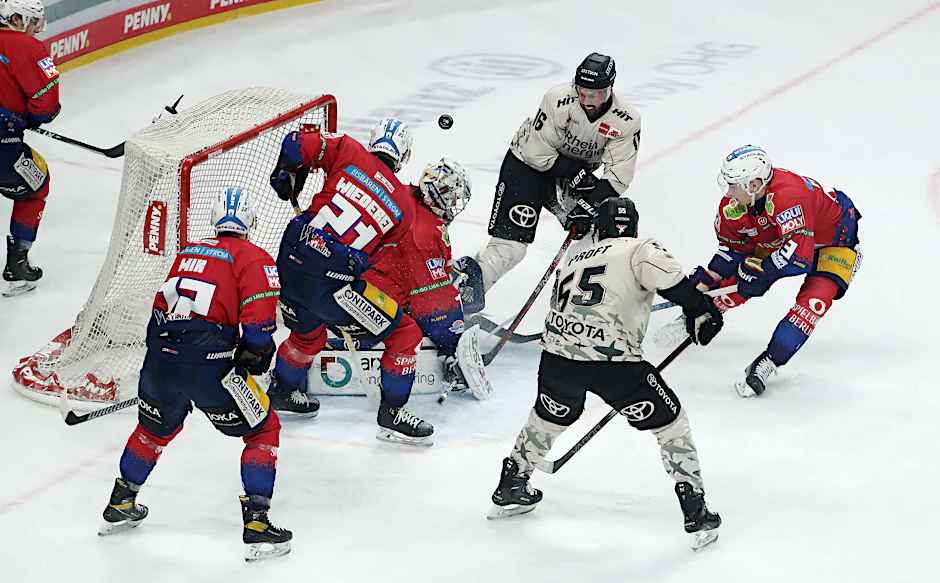 Die Eisbären Berlin haben am Freitag gegen die Kölner Haie mit 5:4 nach Verlängerung gewonnen.