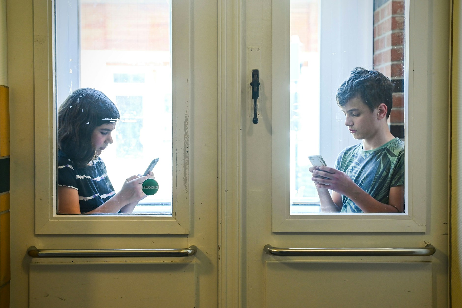 In einem Kurs gegen Cybermobbing lernen Malte und Helin an ihrer Schule korrekten Umgang miteinander im Internet. 