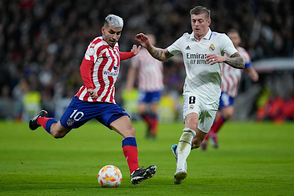 ARCHIV - Atletico-Profi Ángel Correa (l) wurde laut Medien überfallen.  