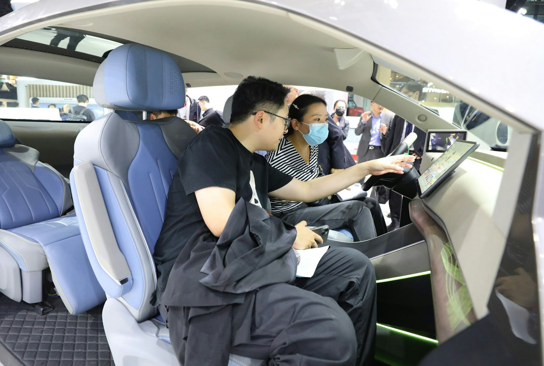 ARCHIV - Besucher probieren ein HarmonyOS-basiertes intelligentes Bordcomputerterminal am Huawei-Stand auf der 20. internationalen Automobilausstellung «Auto Shanghai 2023».