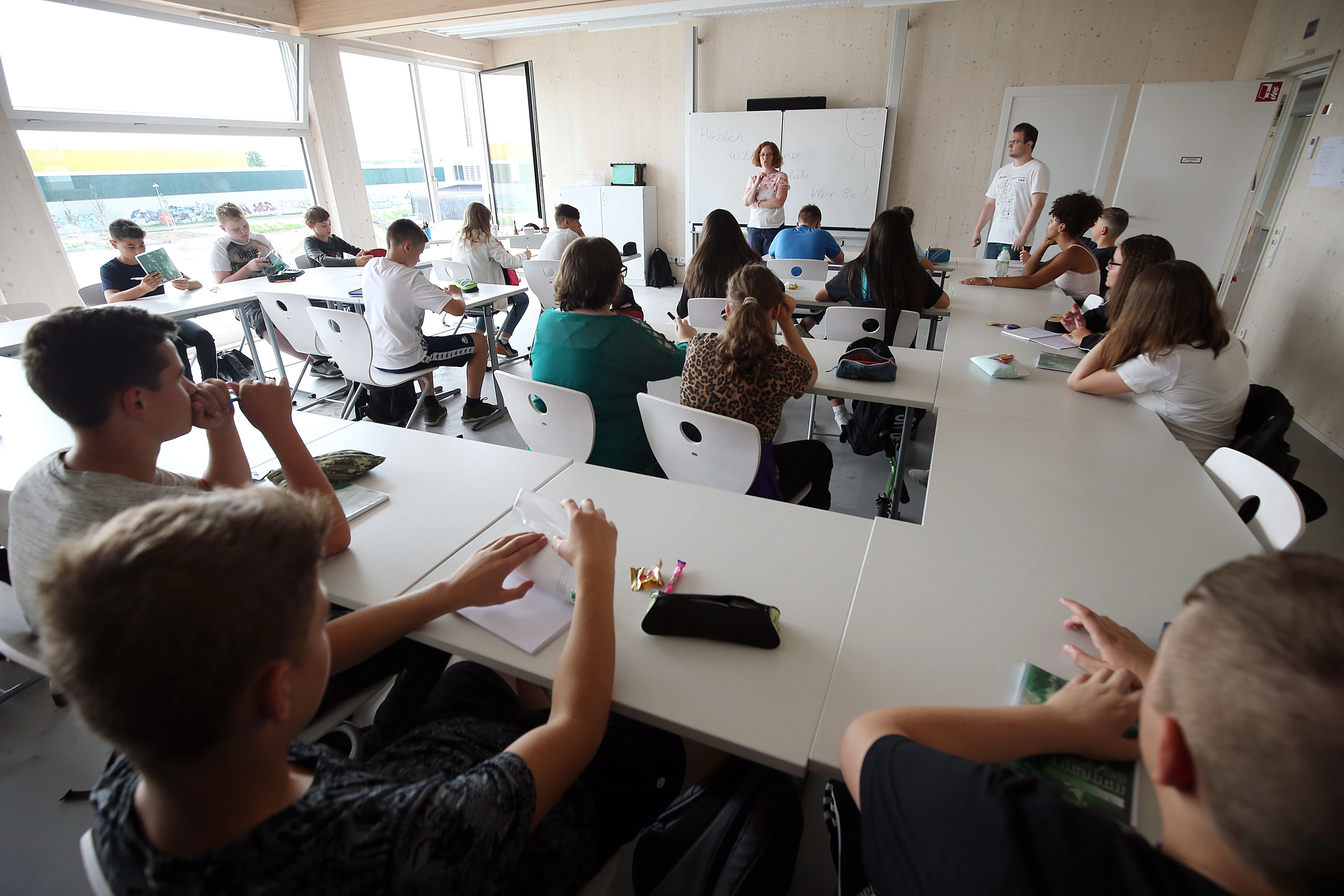 Eine Lehrerin unterrichtet eine Klasse einer ISS.