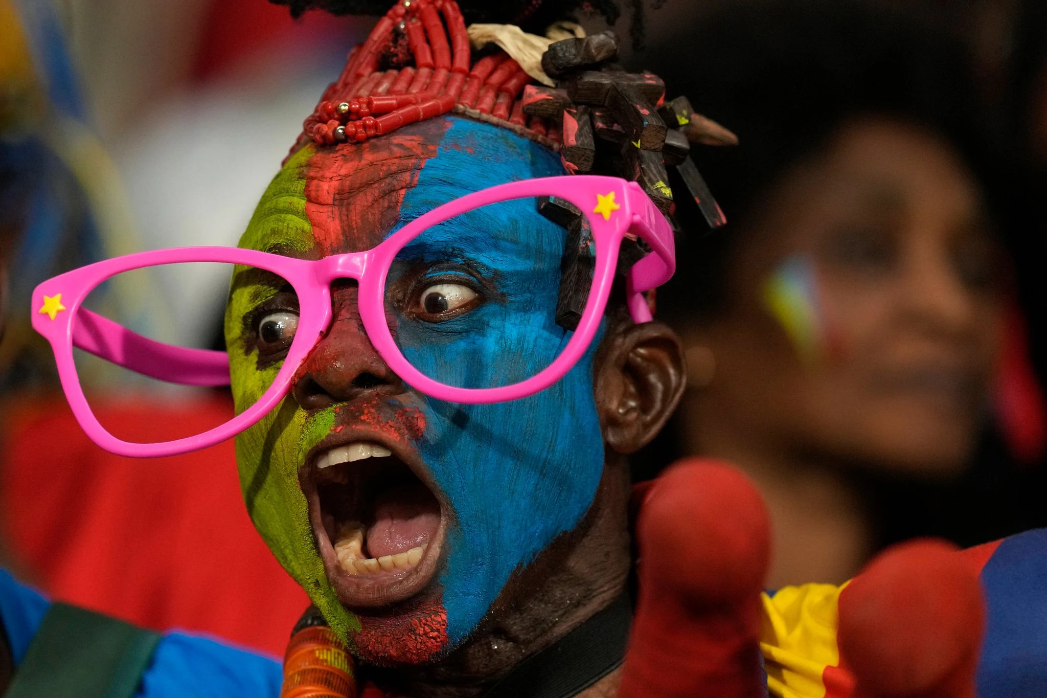 dpatopbilder - In der Elfenbeinküste trifft sich zurzeit Afrikas Fußball-Spitze. Dieser Fan der kongolesischen Kicker freut sich über ein Tor im Auftaktspiel gegen Sambia. Endstand: 1:1.  