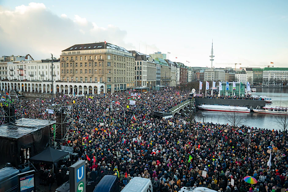 Rund um den Jungfernstieg sammeln sich tausende Demonstranten – viel mehr als erwartet. Der Protestzug wurde aufgrund von Überfüllung gestoppt.