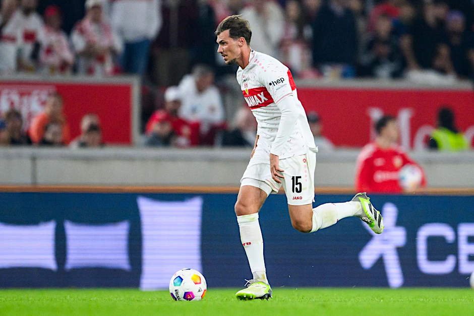 ARCHIV - Bleibt dem VfB vorerst erhalten: Pascal Stenzel.  