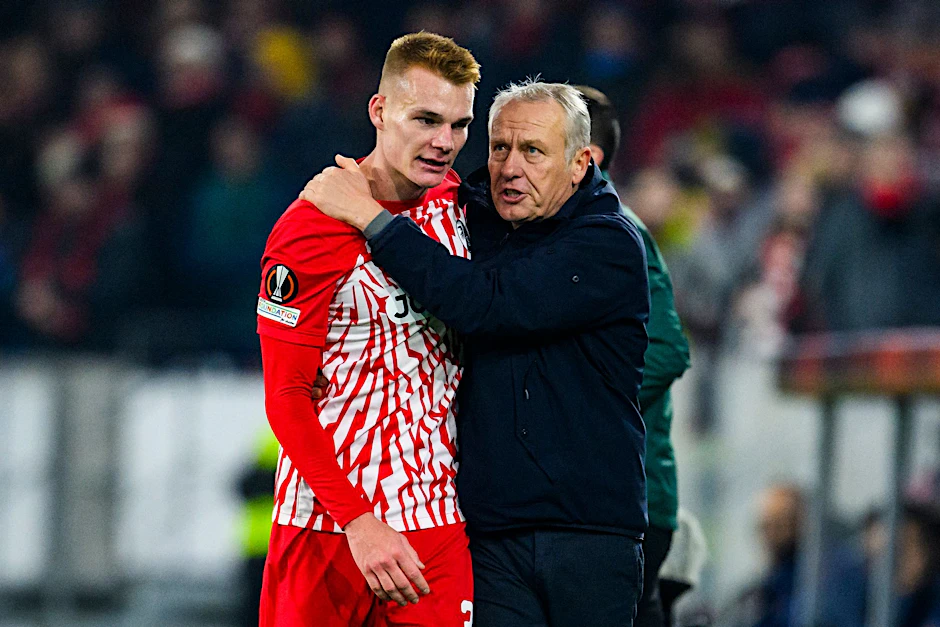 ARCHIV - Freiburgs Philipp Lienhart (l) klatscht mit Trainer Christian Streich (r) nach einer Auswechslung ab.  