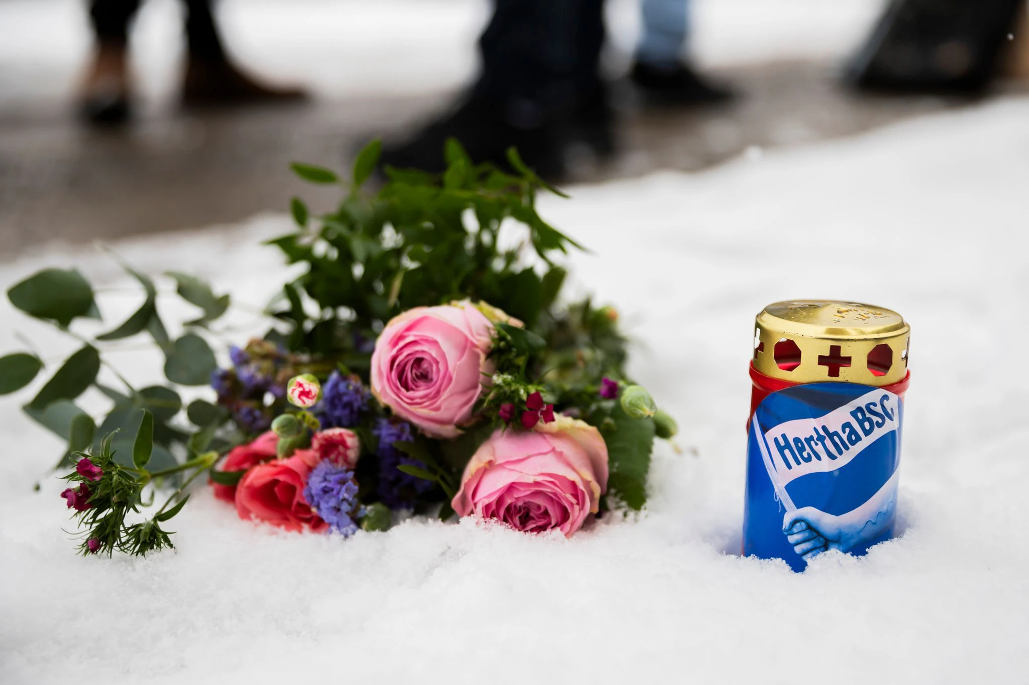 Kerzen und Blumen im Gedenken an den verstorbenen Vereinspräsidenten Kay Bernstein am Olympiastadion.  