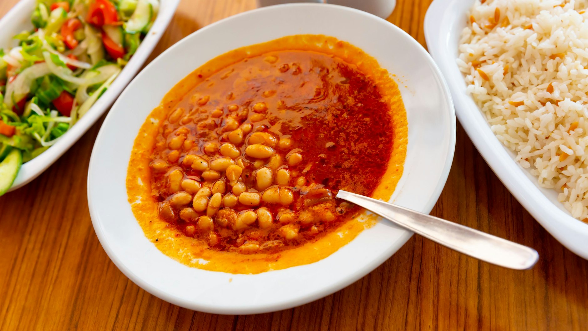 Die scharfe Tomatensoße mit weißen Bohnen und der Reis sind einfach köstlich - für alle Dschungel-Fans ist dieses Rezept einfach perfekt.