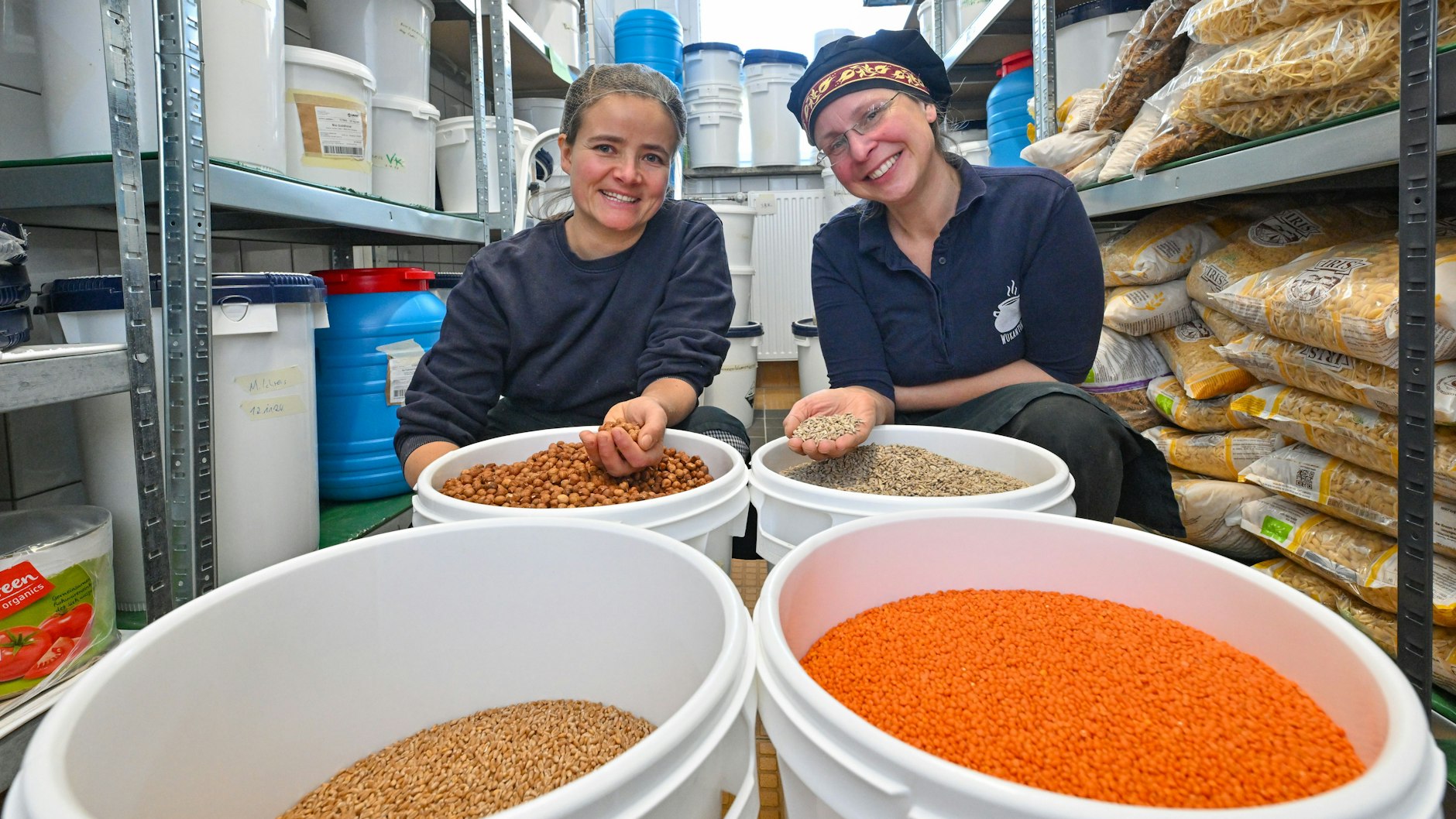 Franziska Ernst (l.) und Annette Schmidt leiten die Wukantina, einen kulinarischen Kollektivbetrieb für Catering im Landkreis Barnim.