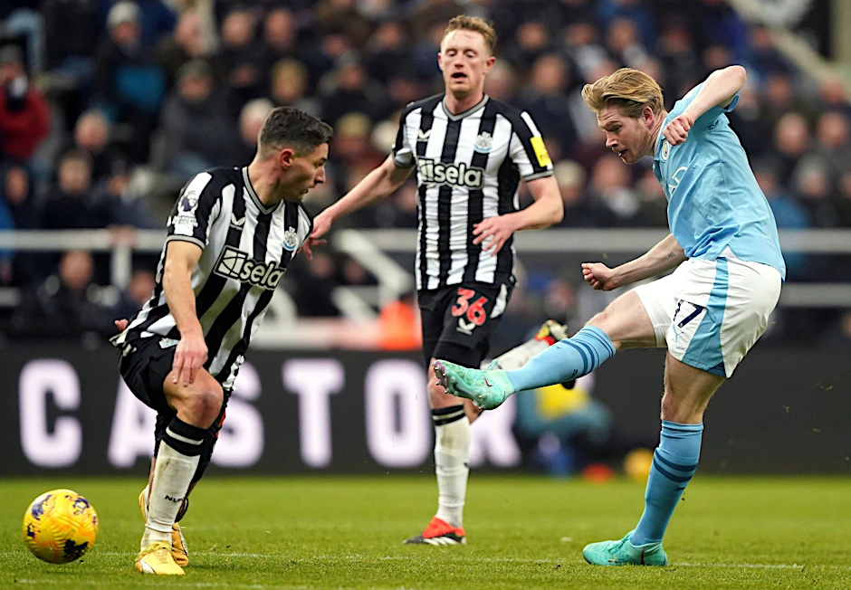 Nach der Einwechslung von Kevin De Bruyne (r) drehte Manchester City das Spiel in Newcastle.  