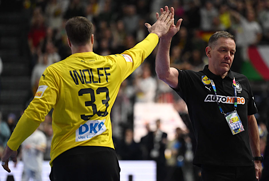Nationaltorhüter Andreas Wolff und Bundestrainer Alfred Gislason klatschen ab.