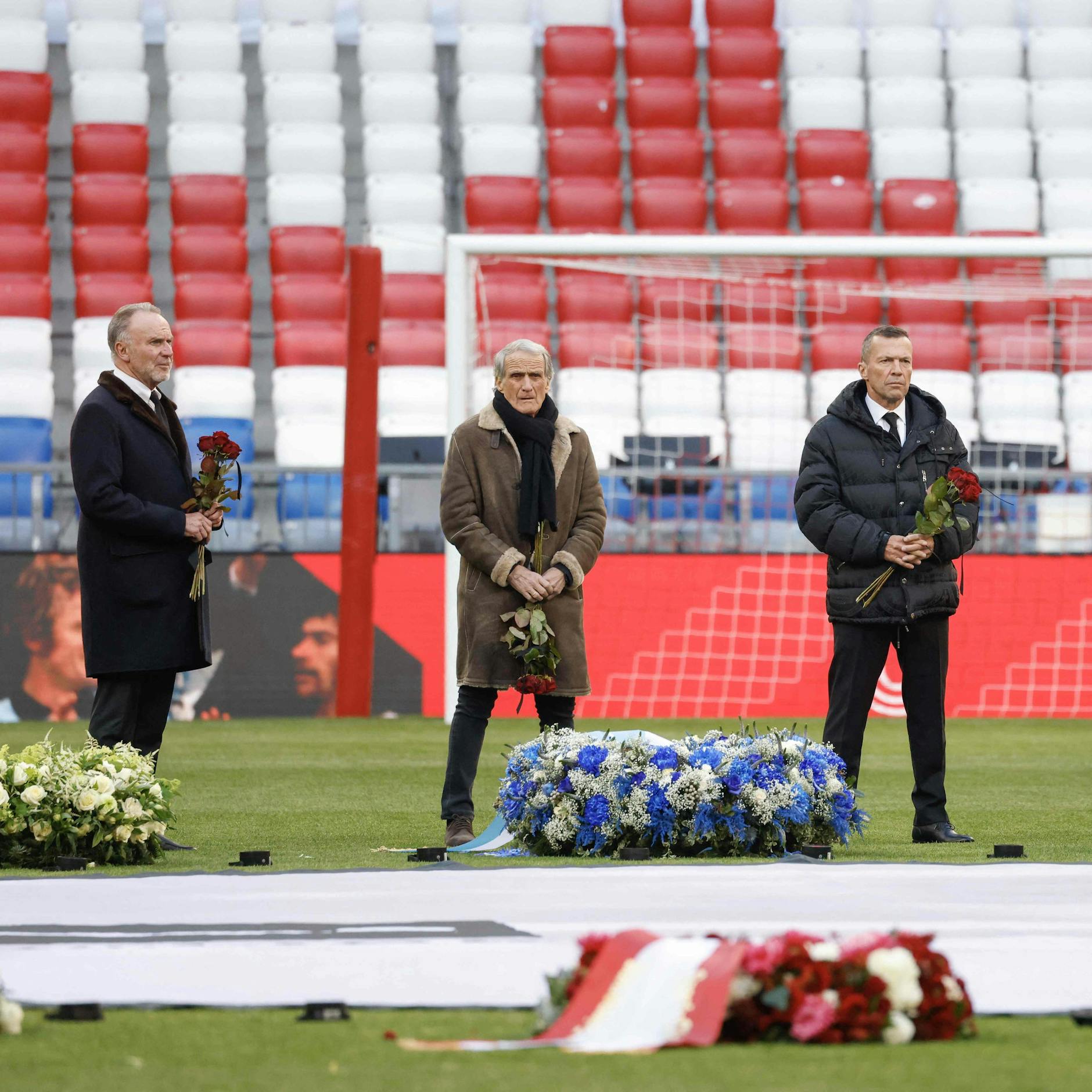 Karl-Heinz Rummenigge, Wolfgang Overath und Lothar Matthäus legen rote Rosen für ihren Freund Franz Beckenbauer nieder.