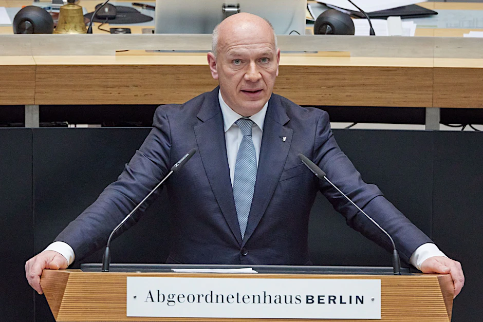 Kai Wegner (CDU), Regierender Bürgermeister, spricht bei einer Plenarsitzung im Berliner Abgeordnetenhaus.  