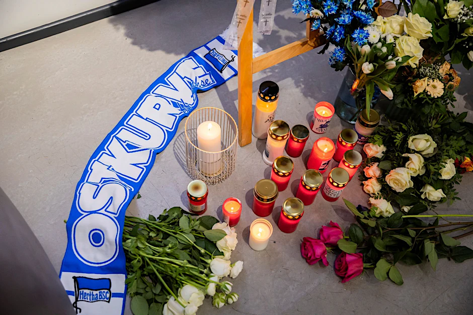 Mit Blumen, Kerzen und einem «Ostkurven»-Schal wird dem gestorbenen Vereinspräsidenten Kay Bernstein gedacht.  