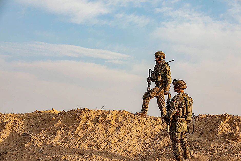 Soldaten bewachen den Luftwaffenstützpunkt Ain al-Assad im Irak.&nbsp;