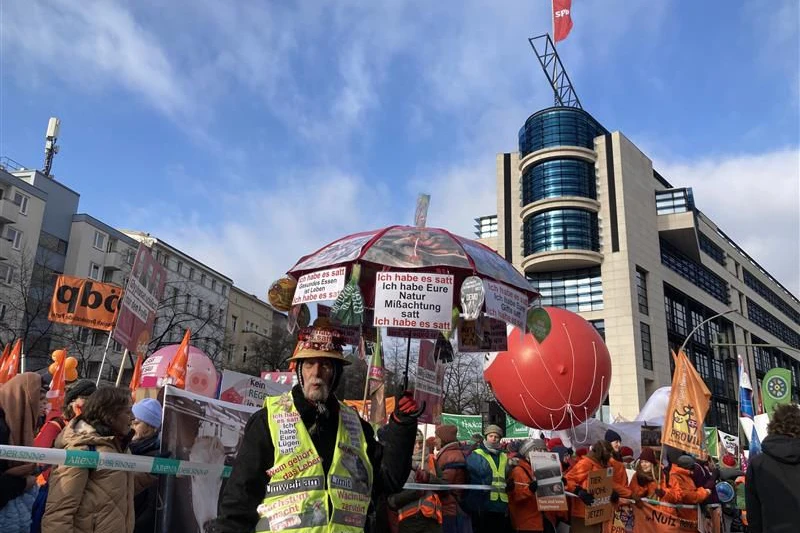 Ein Demonstrant in Kreuzberg. 