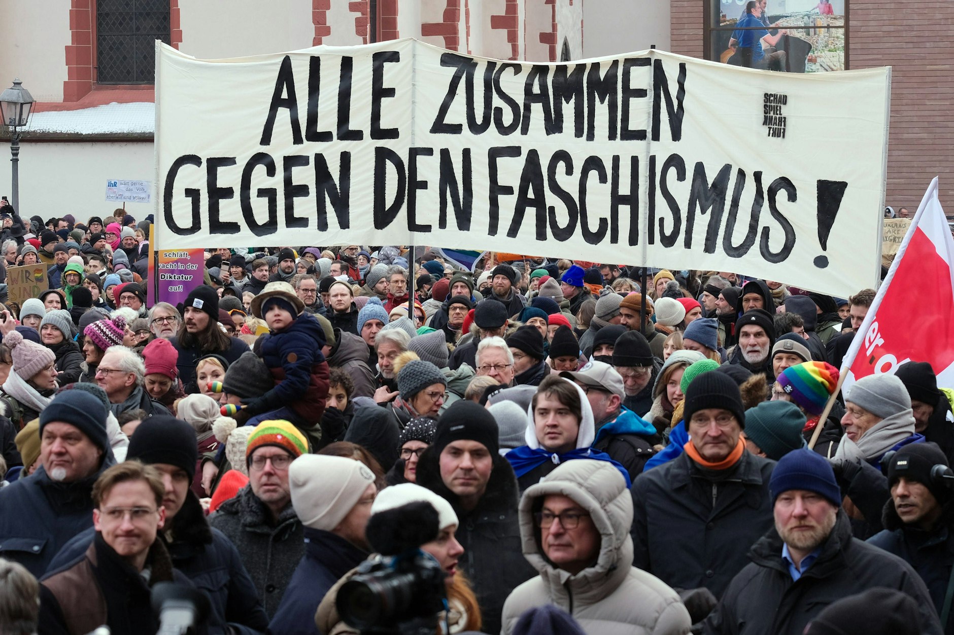 Zahlreiche Menschen demonstrieren auf dem Frankfurter Römer gegen Rechts und die AfD. 