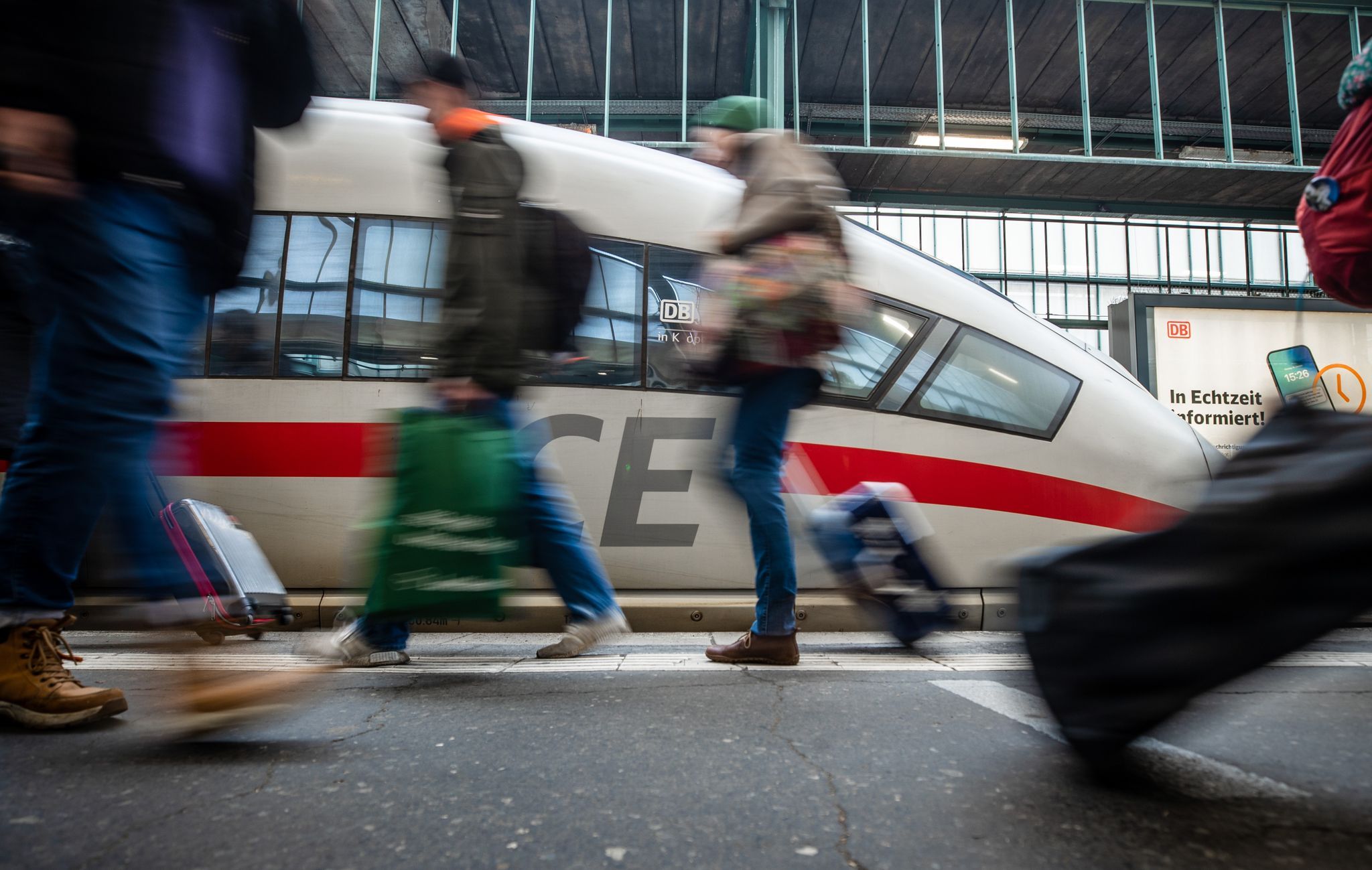 Deutsche Bahn und BVG veröffentlichen Statement gegen Rechtsextremismus: „Heute müssen alle stehen“