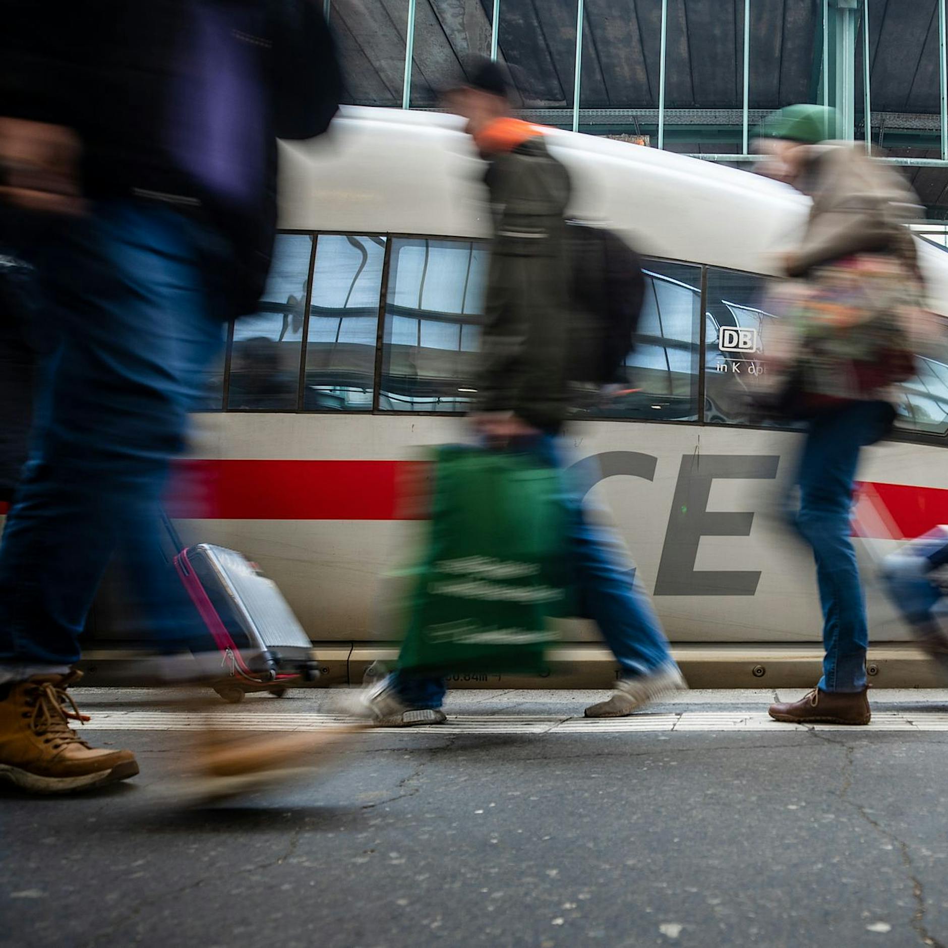 Deutsche Bahn und BVG veröffentlichen Statement gegen Rechtsextremismus: „Heute müssen alle stehen“