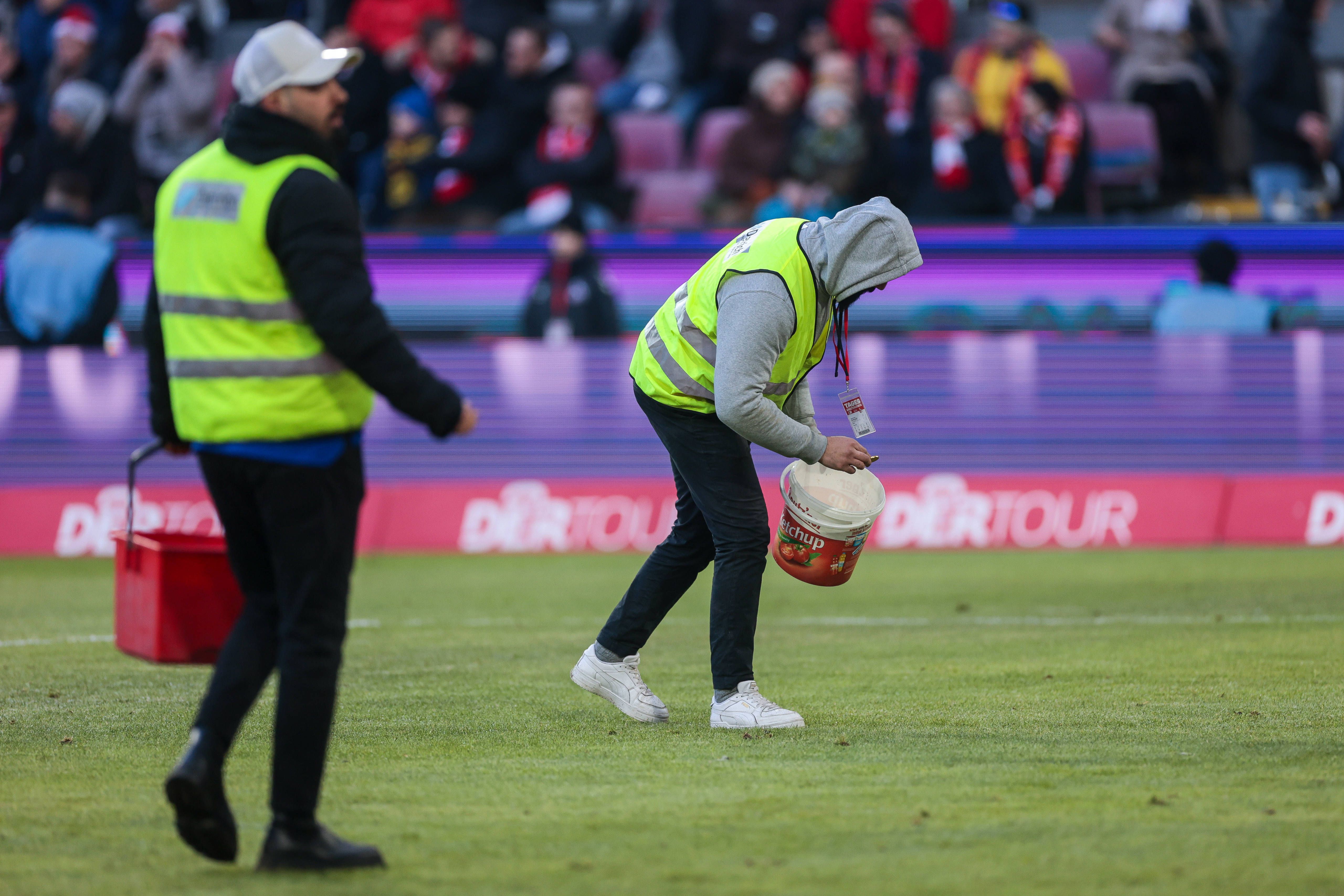 Proteste Gegen DFL-Investor: Mehrere Bundesliga-Spiele Unterbrochen