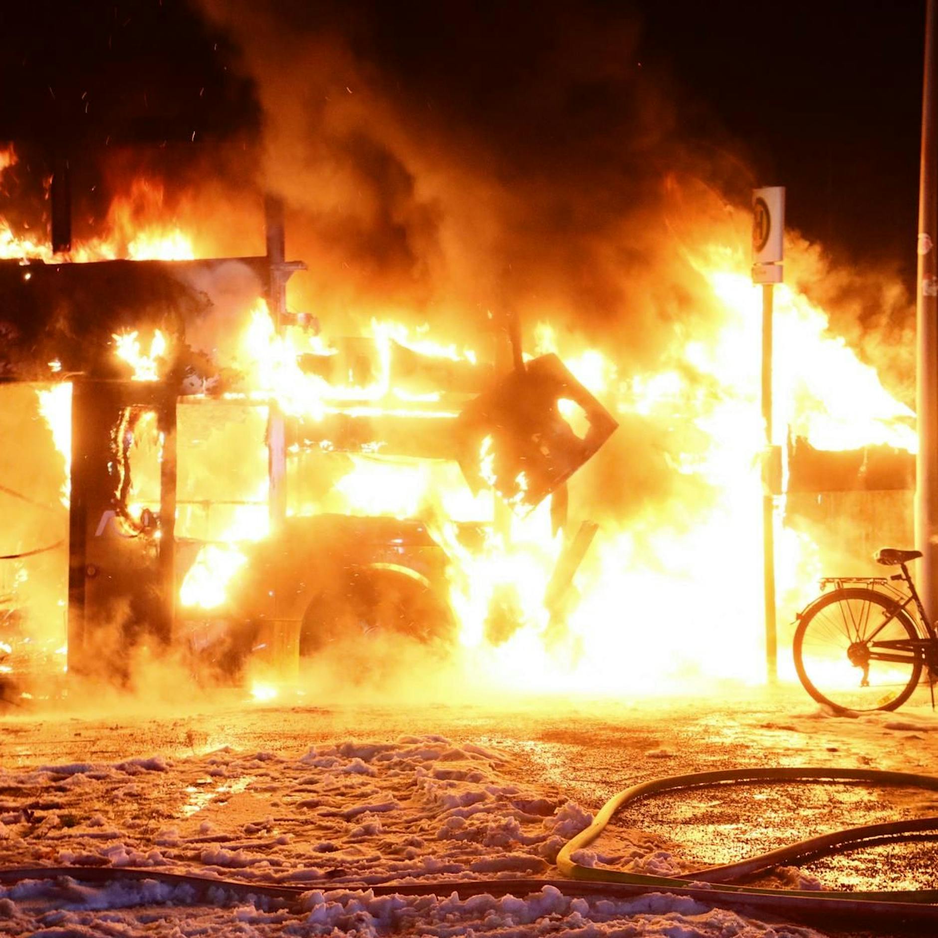Flammen-Inferno in Lichterfelde: BVG-Doppeldecker abgefackelt!