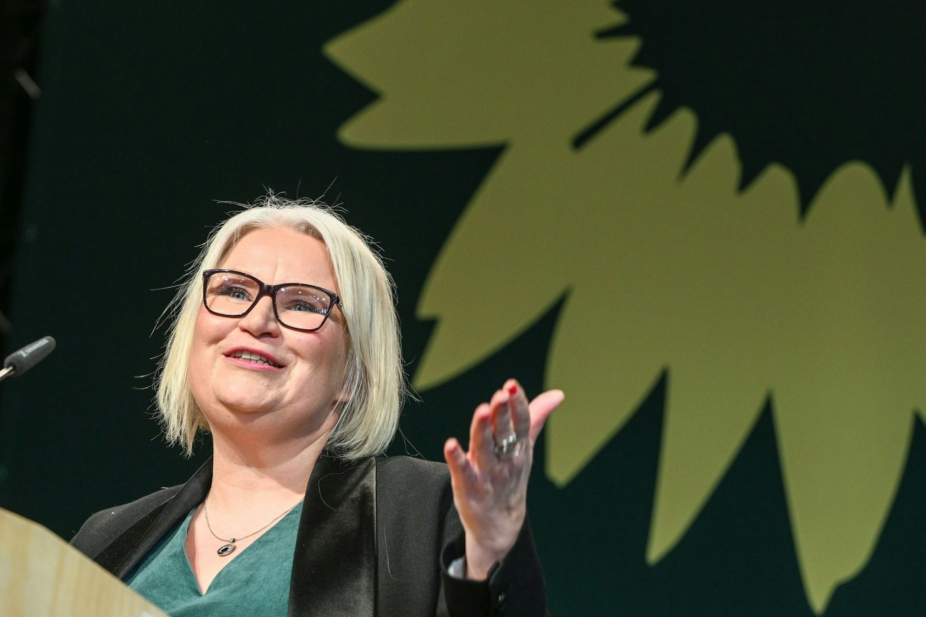 Alexandra Pichl, Landesvorsitzende von Bündnis 90/Die Grünen, spricht in Potsdam.