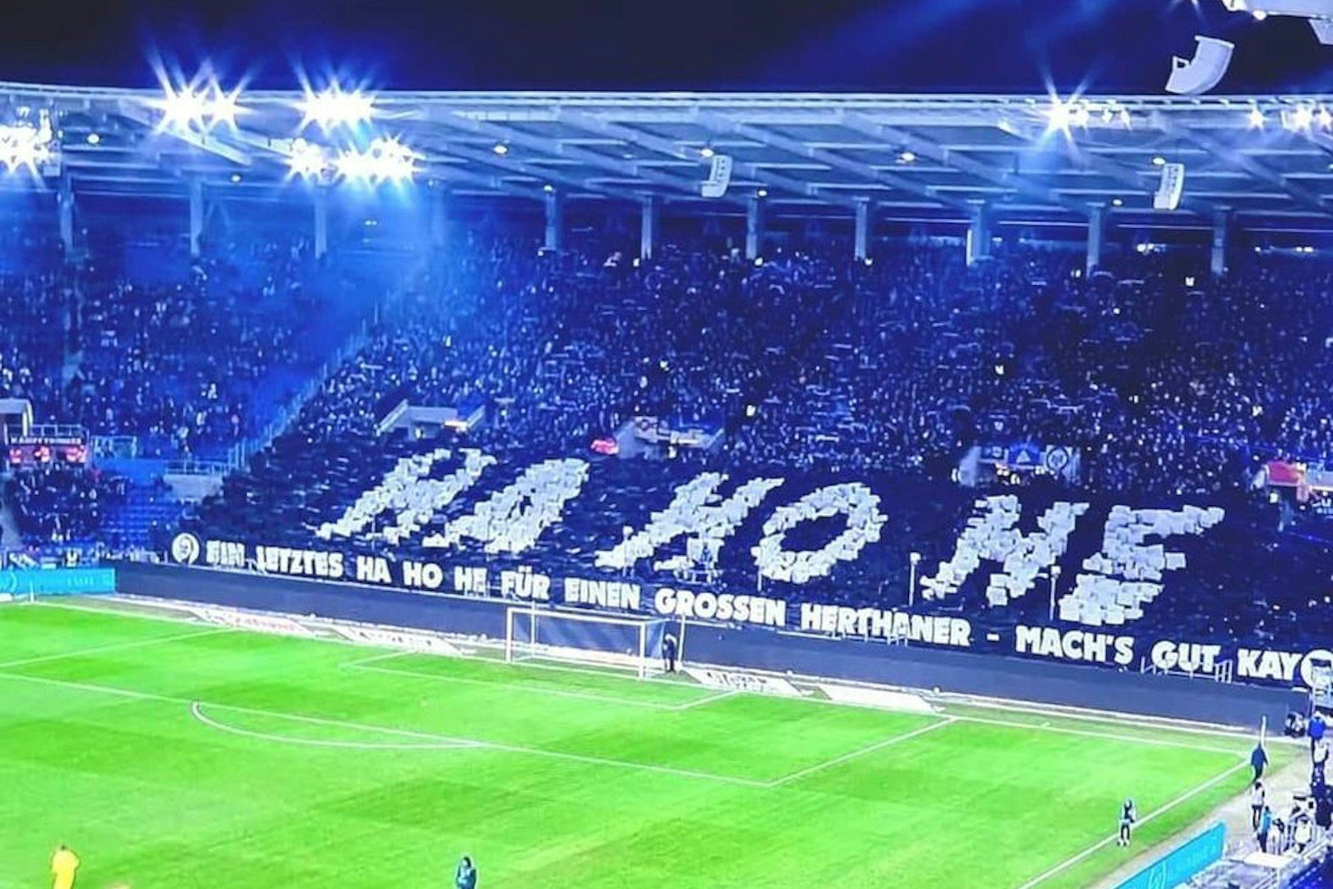 Die Fans des befreundeten Vereins KSC mit einer Choreo für Herthas verstorbenen Präsidenten Kay Bernstein