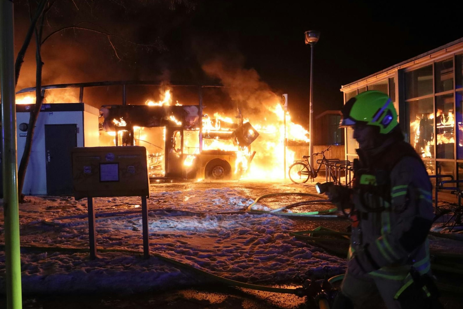Gegen 3 Uhr nachts alarmierte die BVG die Feuerwehr in die Fürstenstraße in Berlin-Lichterfelde.