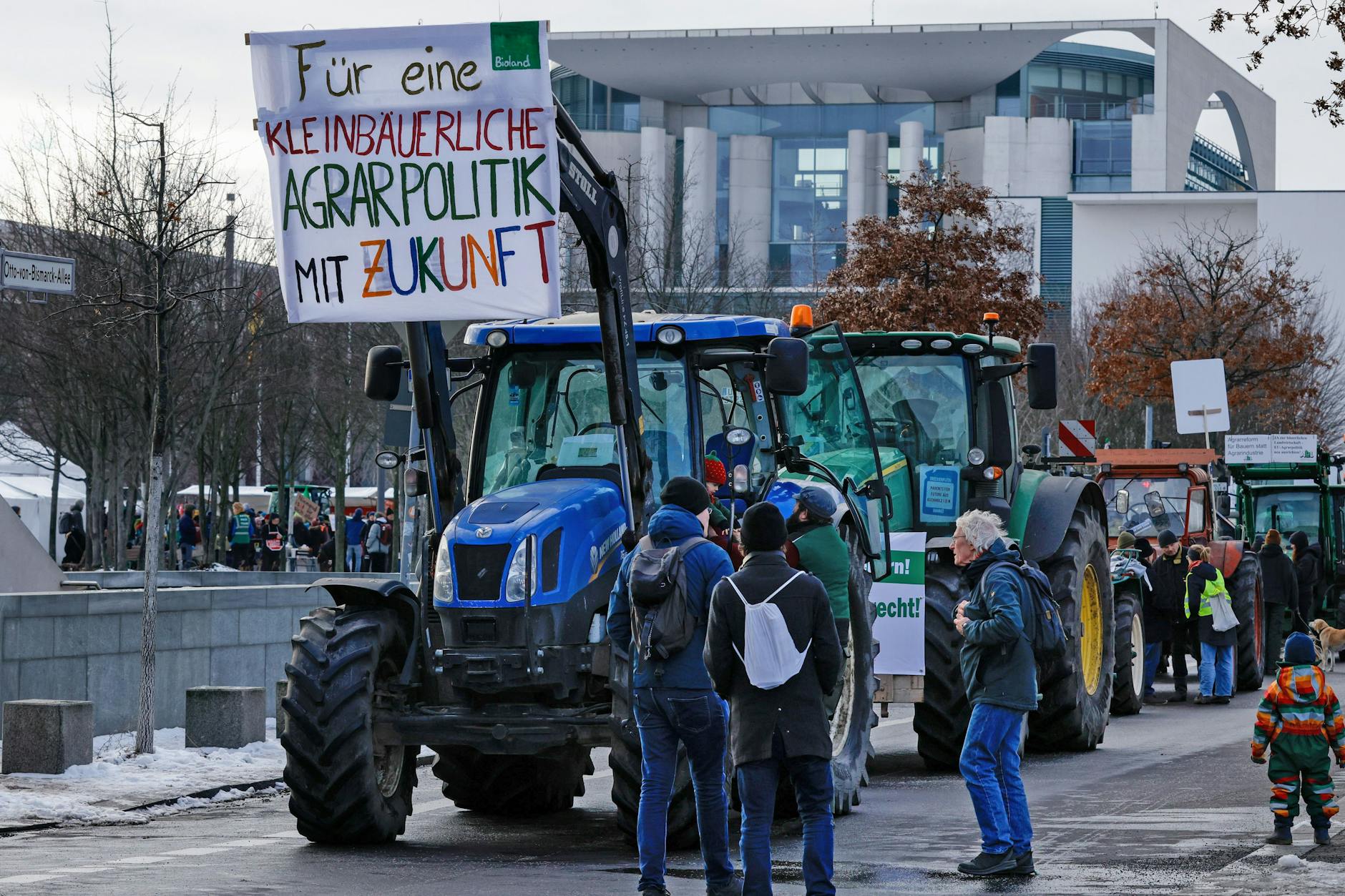Bauern stehen mit Traktoren bei einer Demonstration des Bündnisses „Wir haben es satt“ gegen die Agrarpolitik vor dem Bundeskanzleramt.