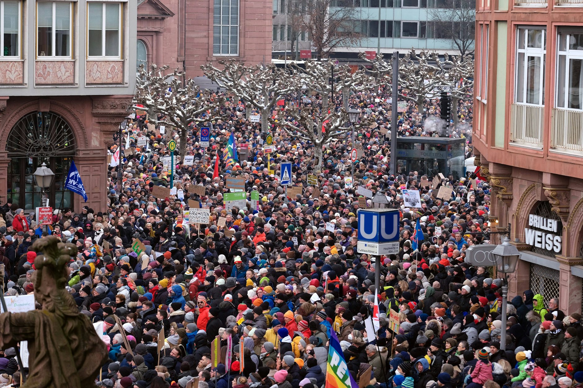 Demonstration gegen Rechts: Rund 35.000 Menschen stehen auf dem Römer in Frankfurt/Main. 