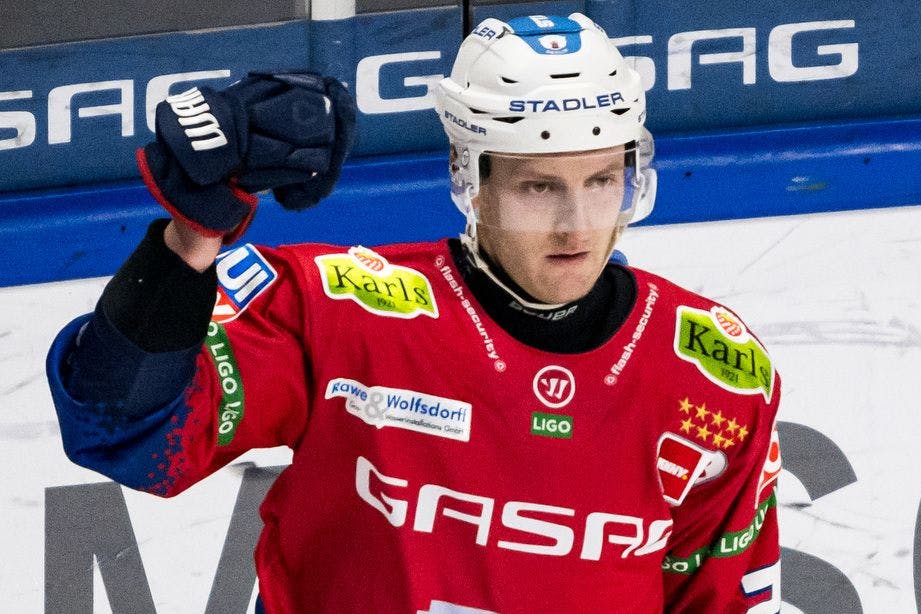 Die mit 14.200 Besuchern ausverkaufte MB-Arena tobt, die Kollegen flippen aus - Sieg-Torschütze Manuel Wiederer genießt eher innerlich.