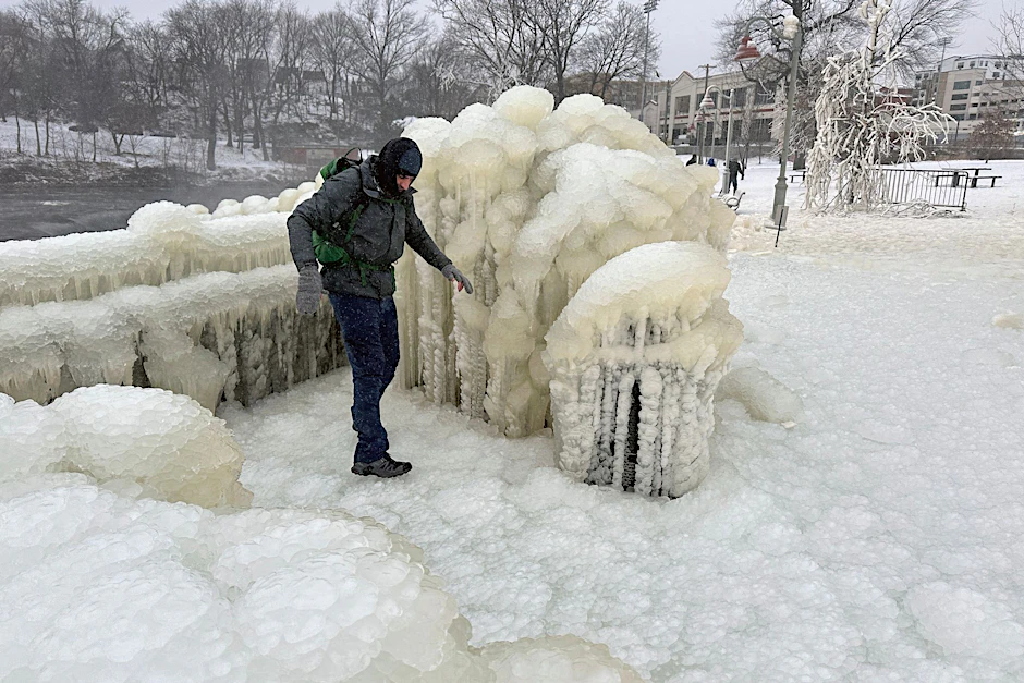 Unweit der Great-Falls-Wasserfälle von Paterson im US-Bundesstaat New Jersey geht ein Mann über eine dicke Eisschcht.  