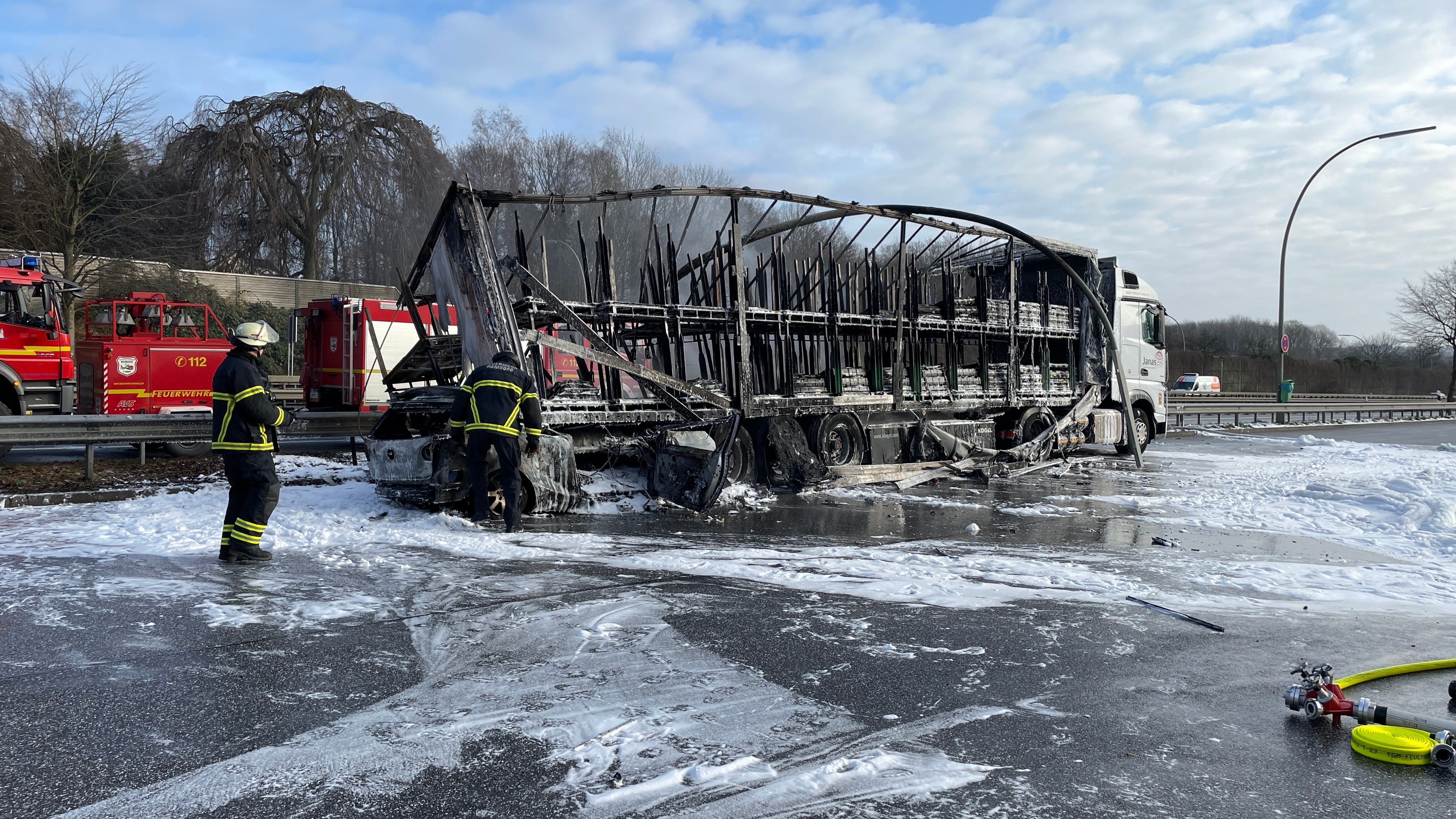 Tödlicher Unfall Auf Der A7! Auto Raste In Lkw – Fahrer Ist Verbrannt