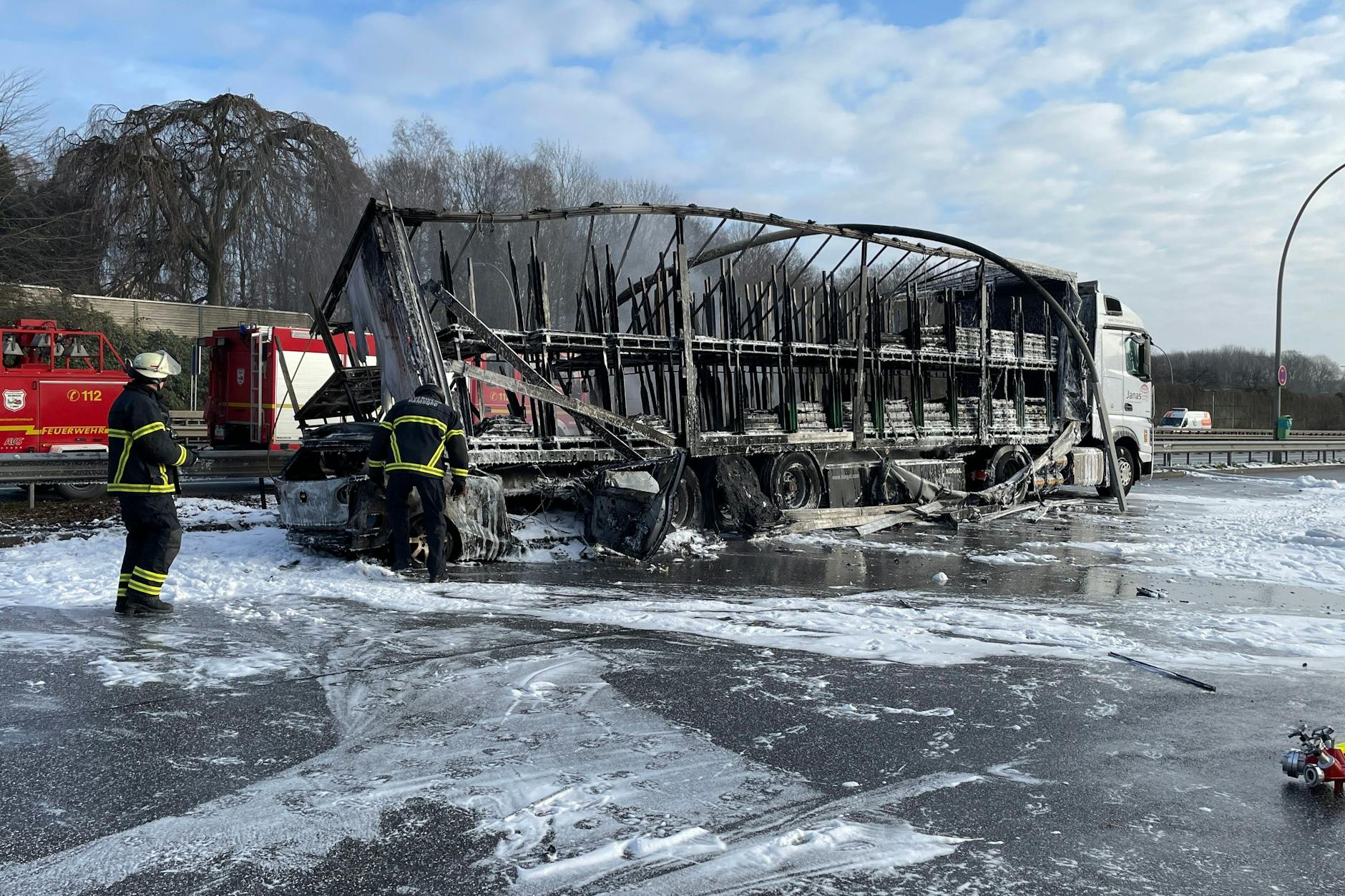Schwerer Unfall auf der A7 bei Hamburg: Ein Auto ist aus zunächst unklarer Ursache auf einer Raststätte gegen einen Lastwagen gefahren.