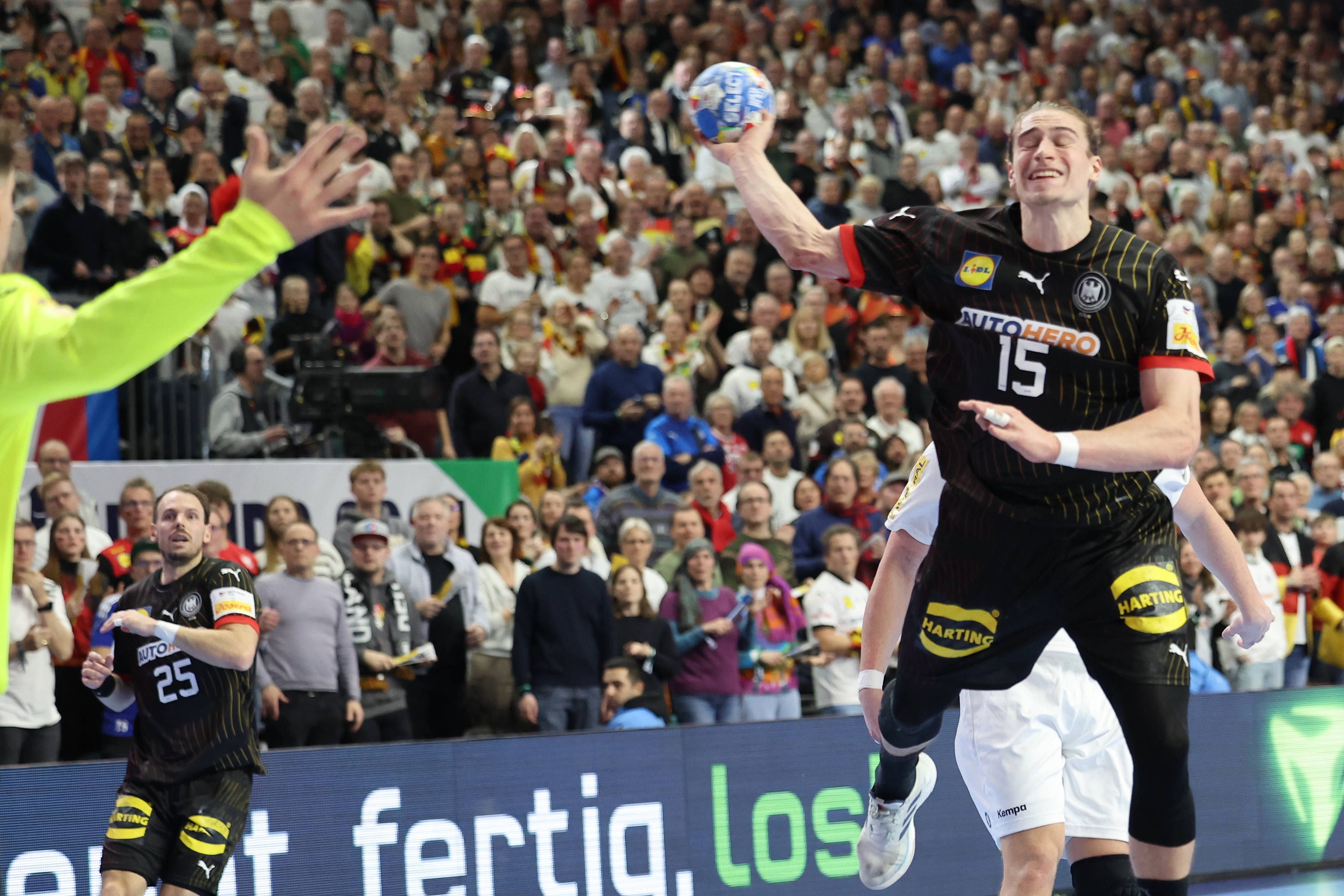 Dank irrer Aufholjagd: Deutsche Handballer retten Remis gegen Österreich