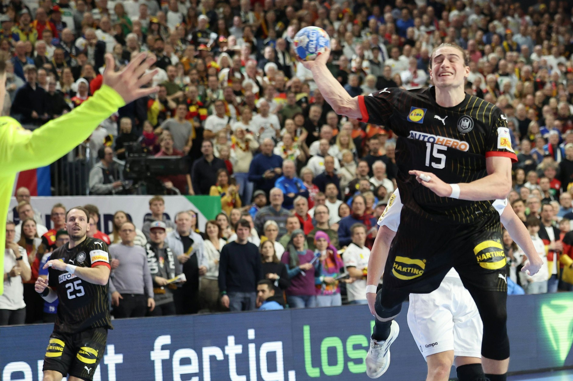 Die Mannschaft von Bundestrainer Alfred Gislason kam bei der Heim-EM nach einer katastrophalen Offensivleistung nur zu einem 22:22 (11:12) gegen Österreich. Bester deutscher Werfer war Juri Knorr mit sechs Toren.