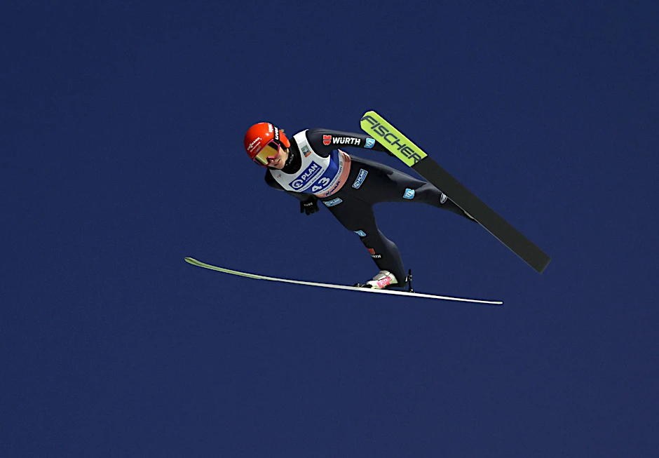 ARCHIV - Skispringerin Katharina Schmid in Aktion.  