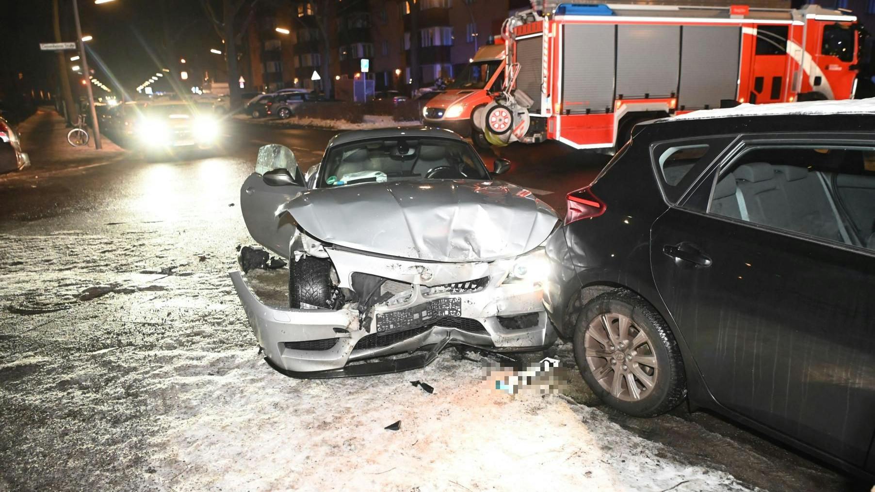 In Wilmersdorf kam es in der Nacht von Freitag zu Samstag auf einer Kreuzung zu einem fiesen Zusammenstoß zweier Fahrzeuge. Zwei Personen wurden verletzt.
