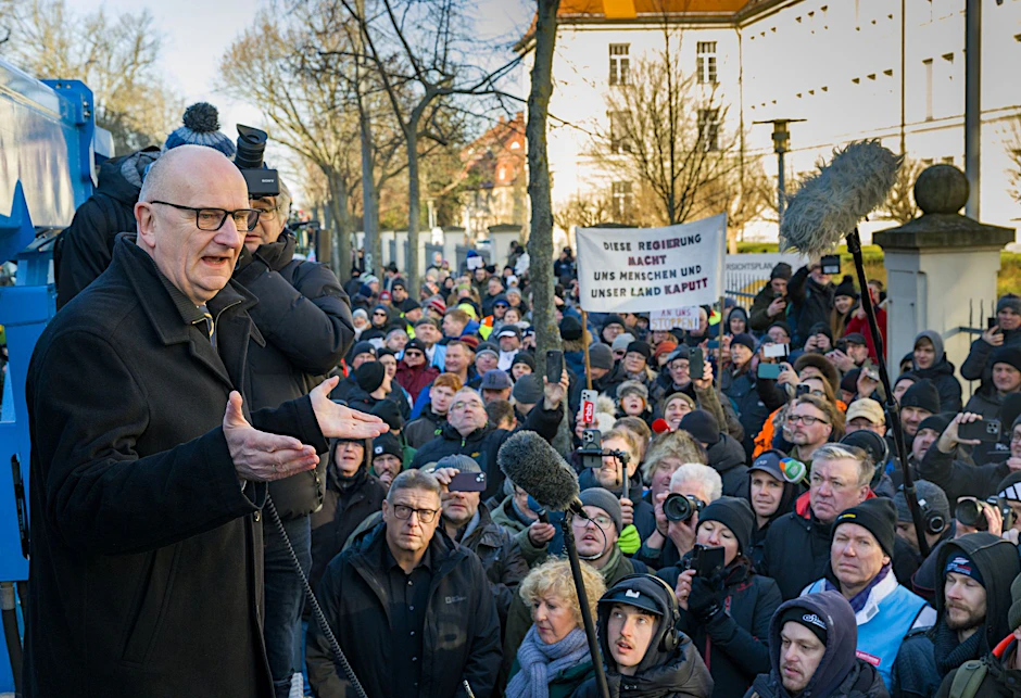 ARCHIV - Dietmar Woidke (SPD, l), Ministerpräsident von Brandenburg.  