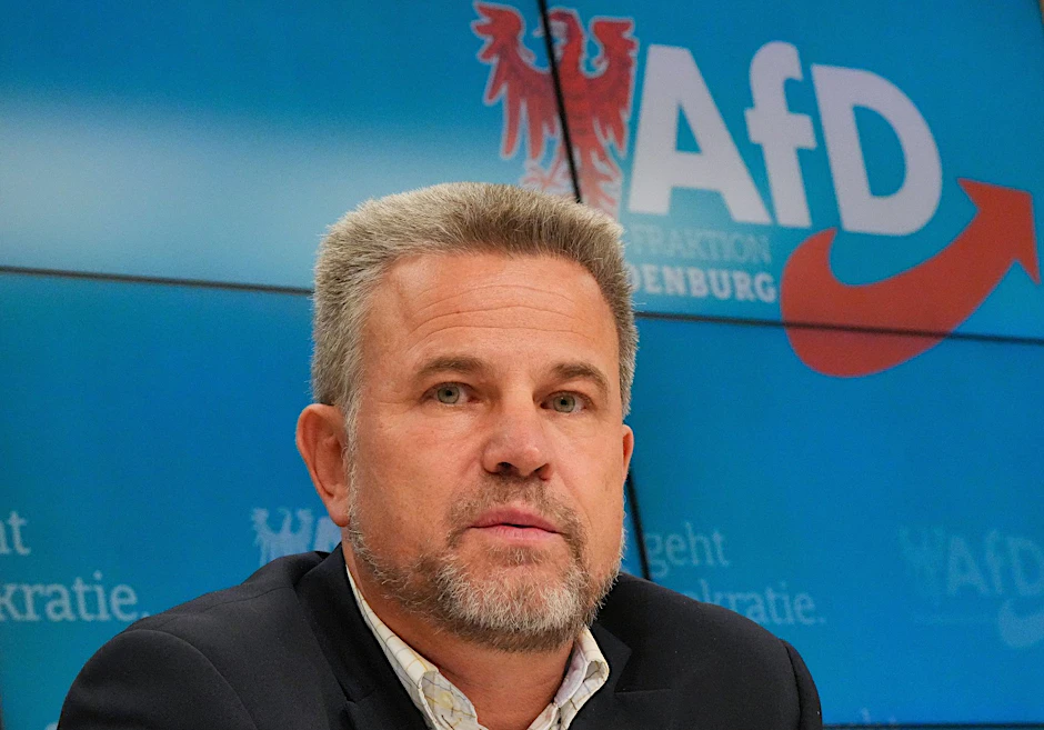 ARCHIV - Philip Zeschmann (AfD) spricht während einer Pressekonferenz der AfD im Brandenburger Landtag.  